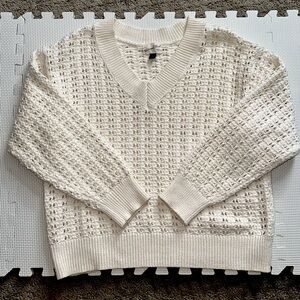 Universal Thread Women's Cream V-Neck Sweater